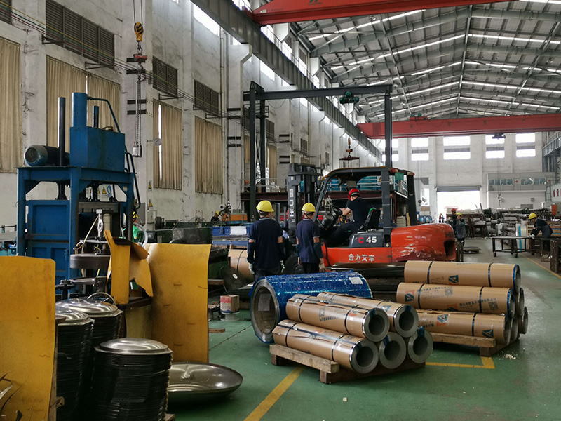 柳州不锈钢水塔封盖厂出货量高峰期到来，群发不锈钢团结一致迎接考验